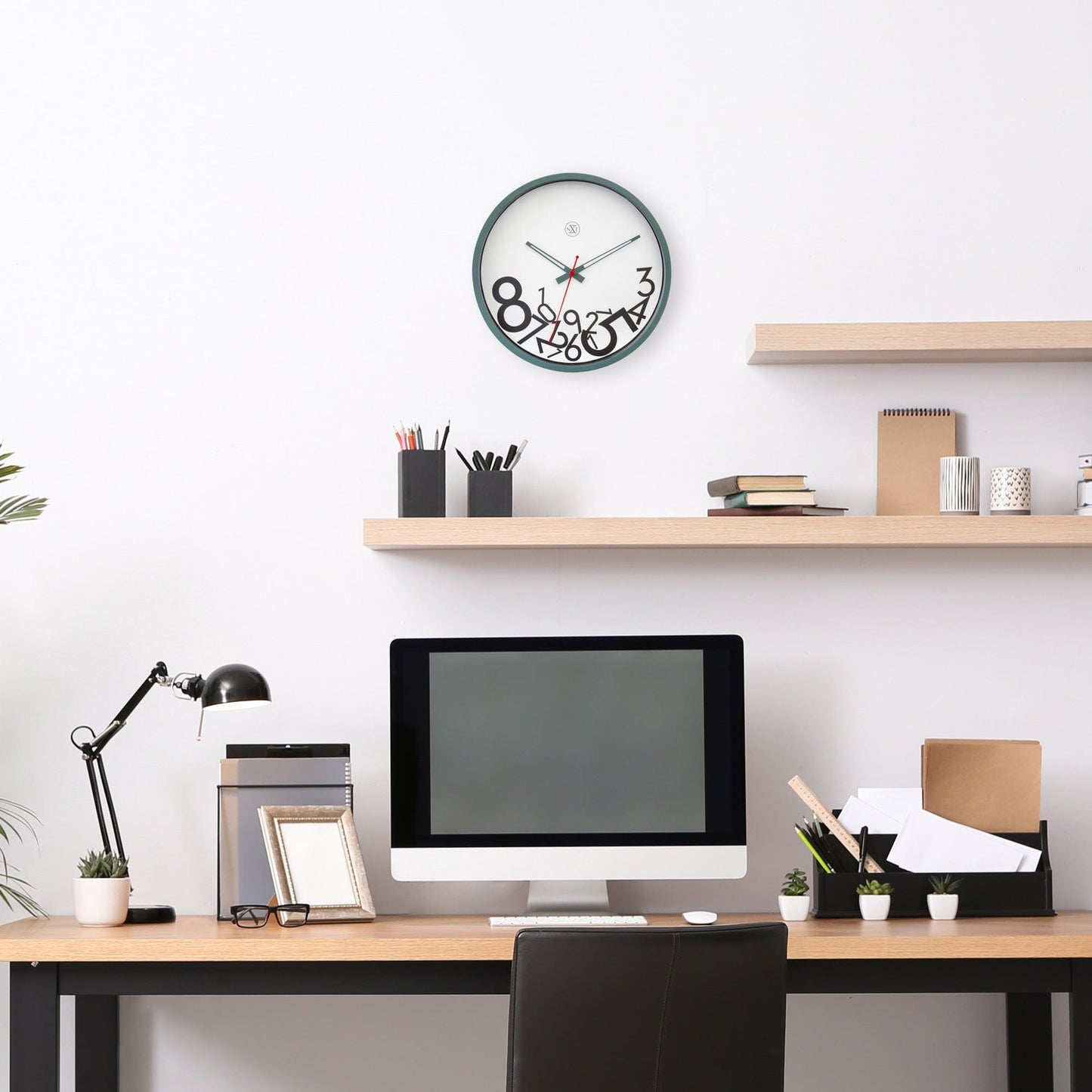 Wandklok 30cm - Stil - Kunststof - "Dropped Numbers"