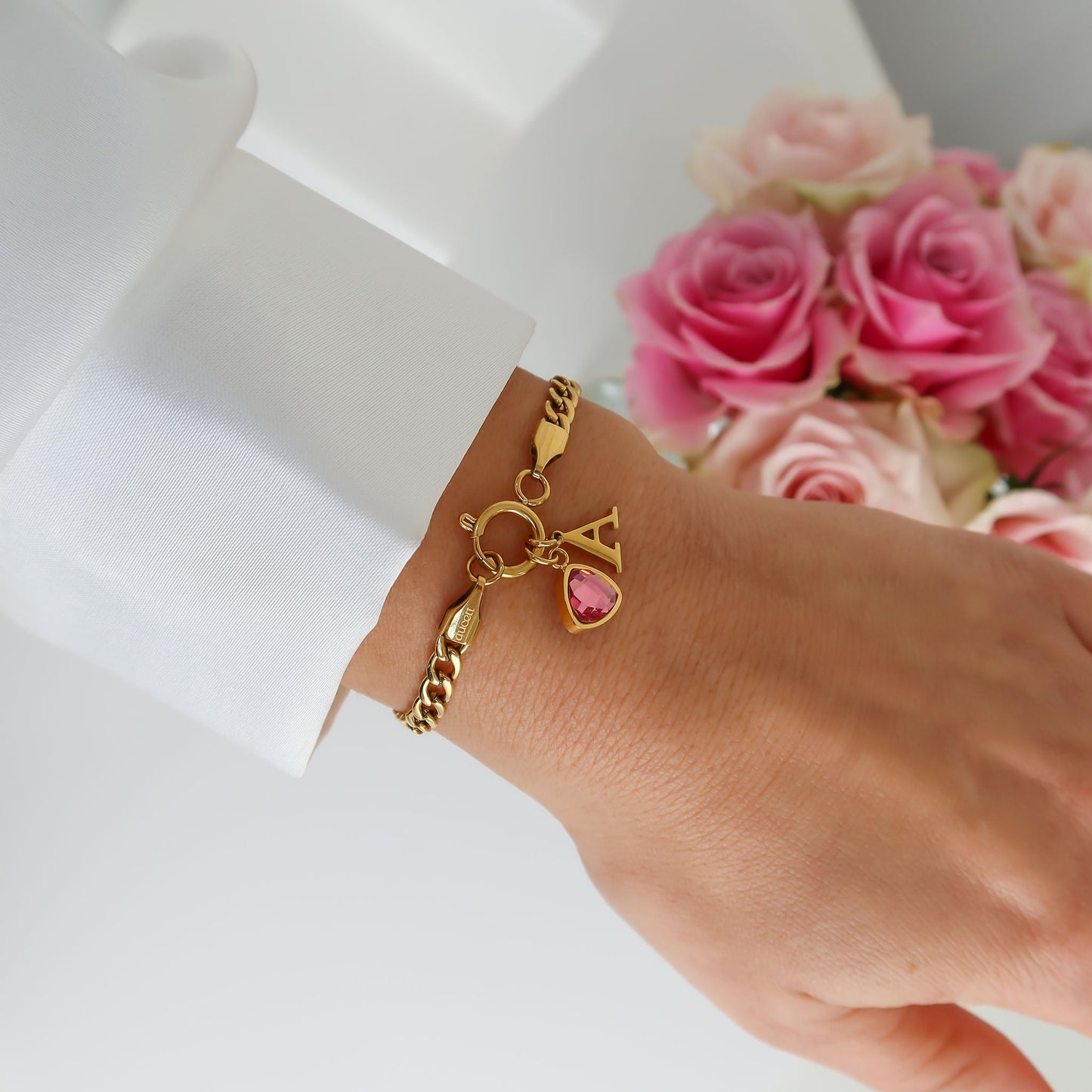 Letter- en geboortesteenarmband goud