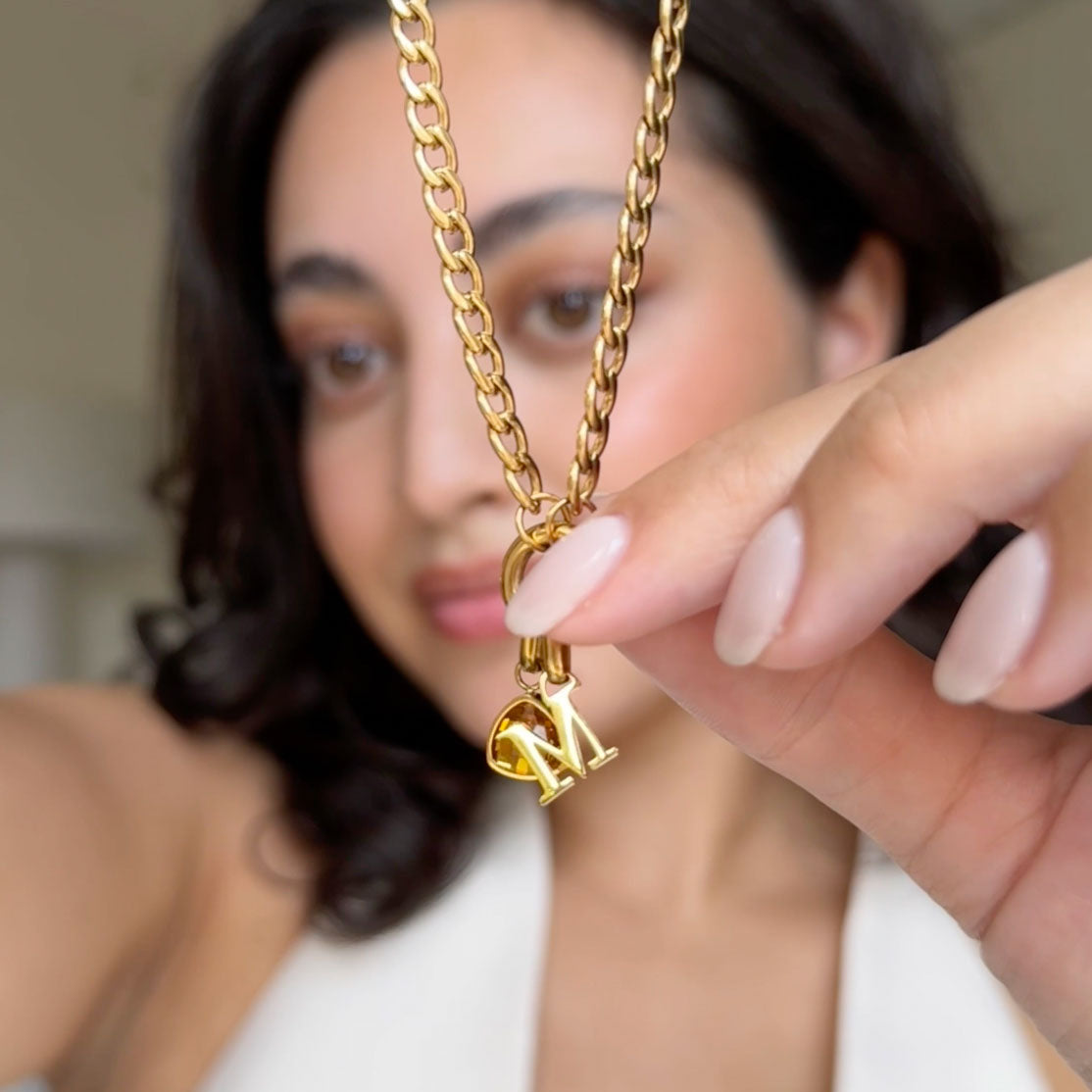 Letter- en geboortesteenketting van goud