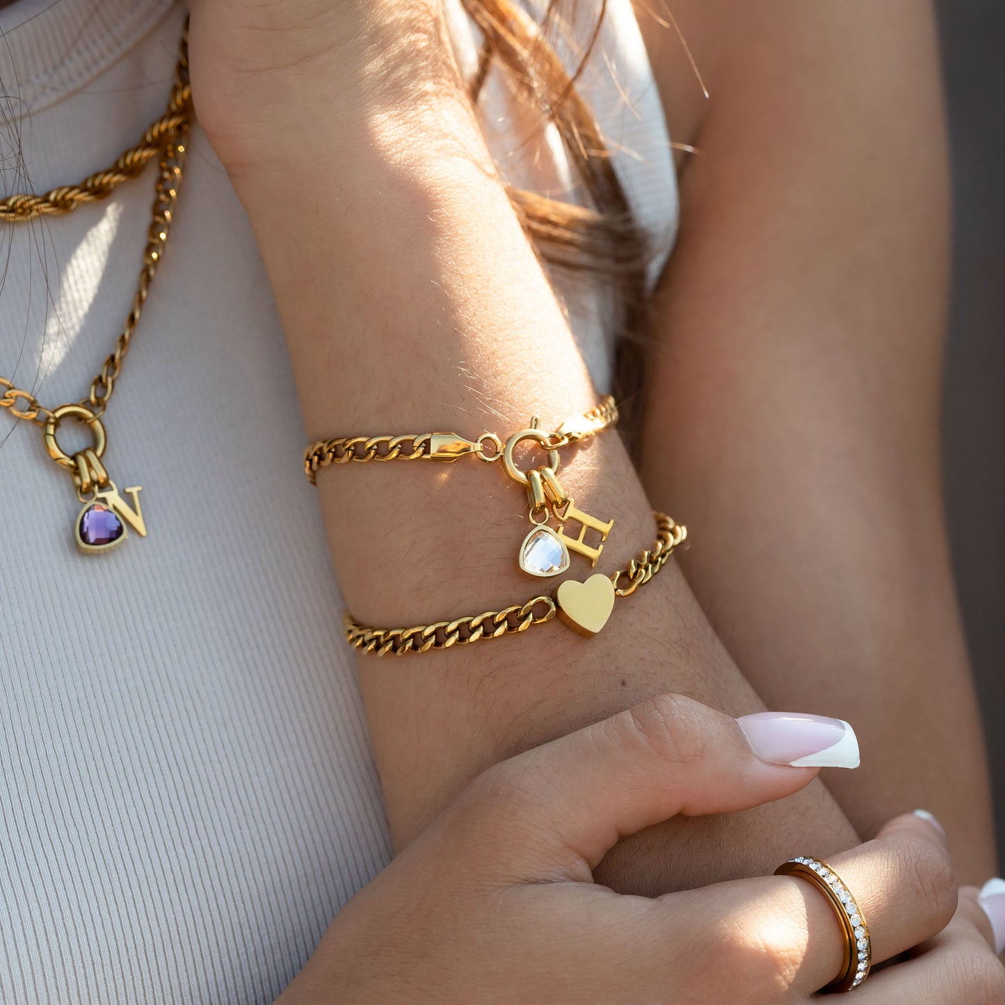 Letter- en geboortesteenarmband goud