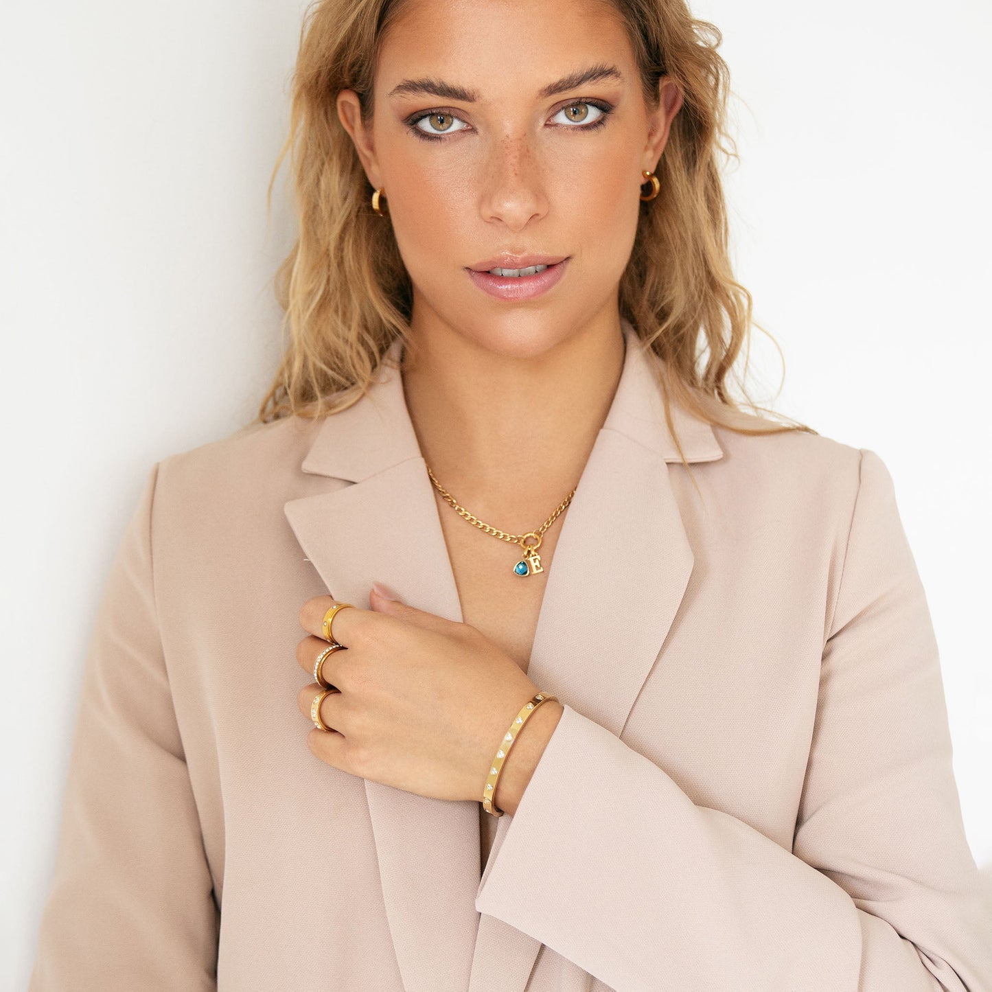 Letter- en geboortesteenketting van goud