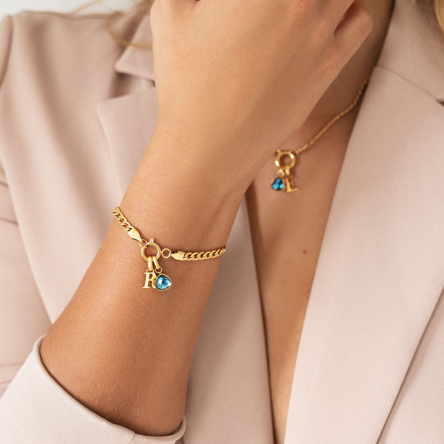 Letter- en geboortesteenarmband goud