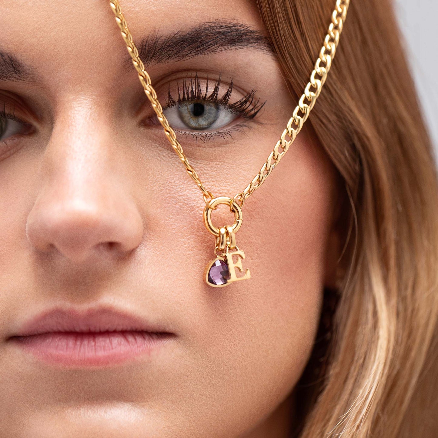 Letter- en geboortesteenketting van goud