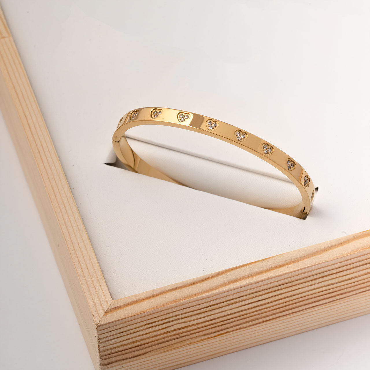 Bangle zirkonia hartjes goud