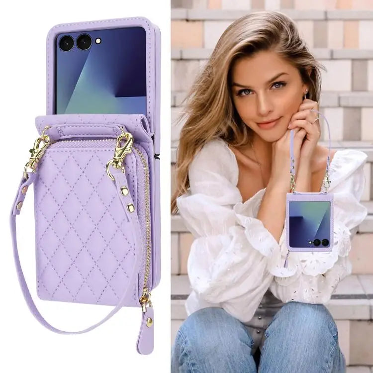 Voor Samsung Galaxy Z Flip7 5G Grote leren telefoonhoes met rits en kaartsleuf, met schouderband (paars)