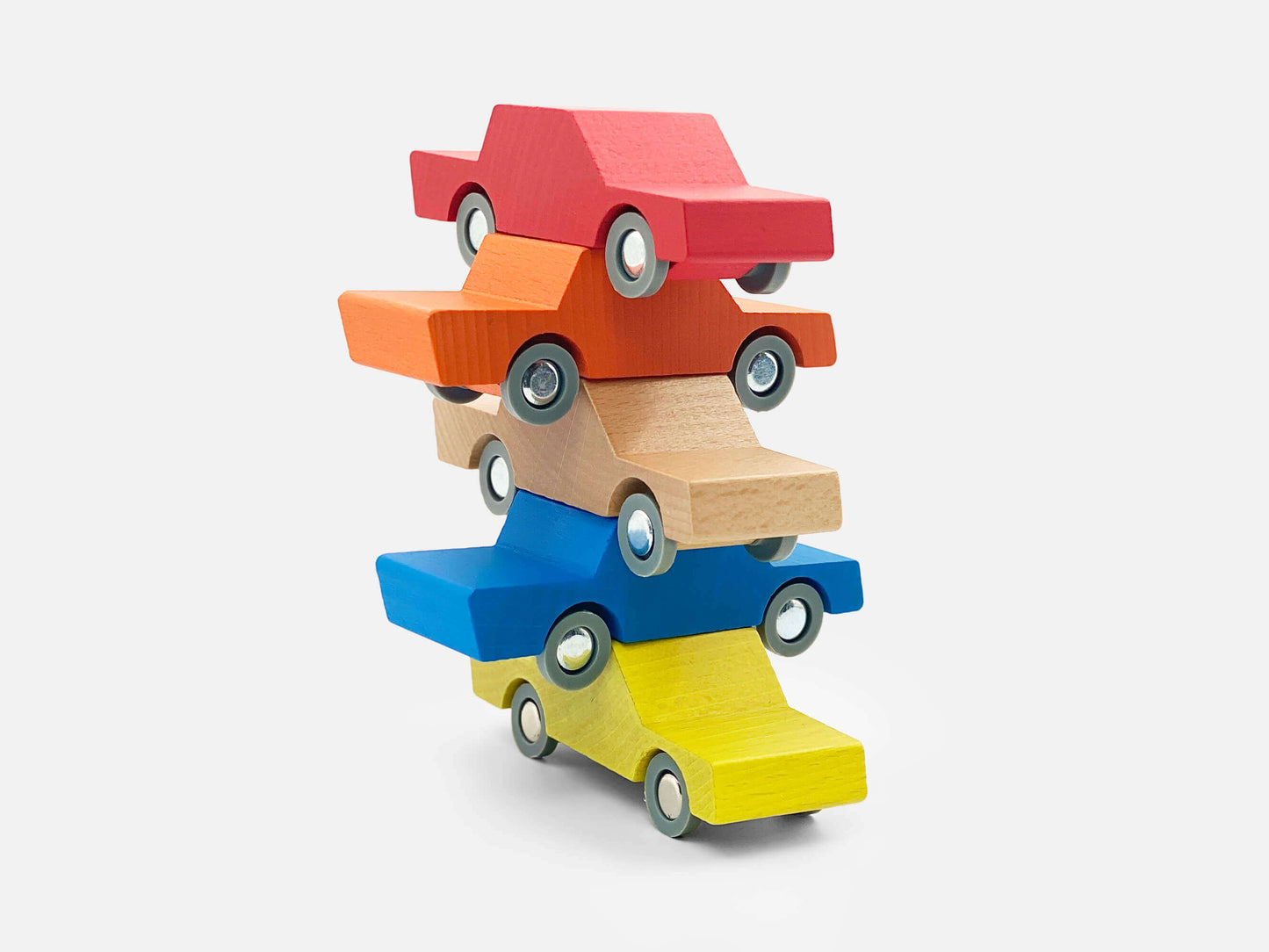Back and Forth - or ‘heen en weer’ as we say in Dutch - is our handsome, quirky, little wooden toy car. Can’t tell the front from the back? Just leave it up to a child’s imagination, they’ll find their own way to drive Back and Forth! ‘Krijg nou het heen