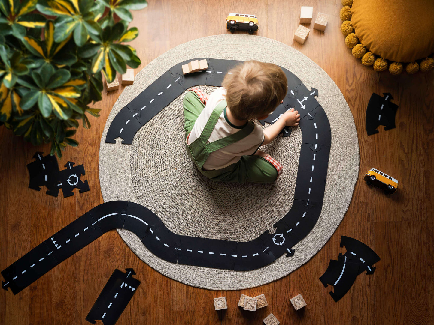 This Cars included Edition is a twist of our bestseller Highway. It got everything you need. As it includes 24 road parts and 1 very special car, To give the maximum amount of fun! If your child is a car lover, this is the set for you! With the 24 road pi