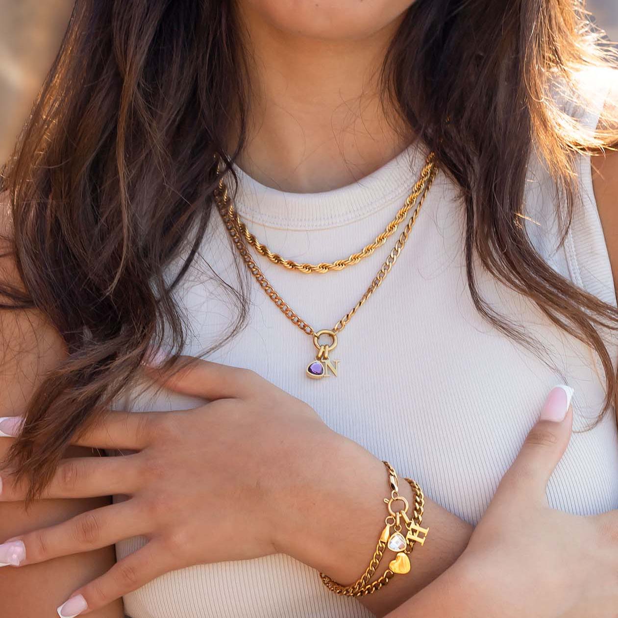 Letter- en geboortesteenketting van goud