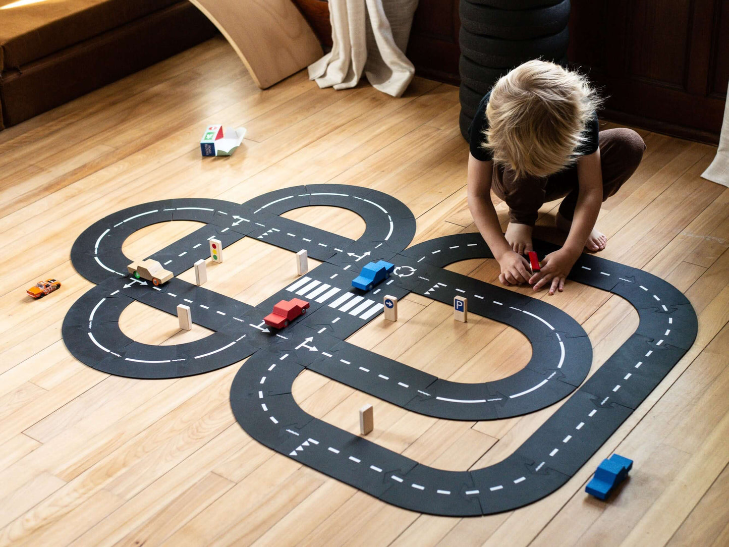 This fantastic set includes 8 wooden traffic signs that are the perfect addition to your child’s flexible toy road.With these signs, your child can learn about traffic while having fun and engaging in imaginative play. But that’s not all! Roadblocks also