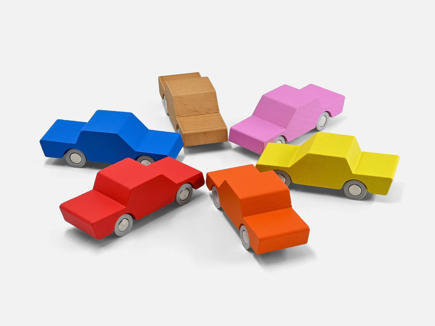 Back and Forth - or ‘heen en weer’ as we say in Dutch - is our handsome, quirky, little wooden toy car. Can’t tell the front from the back?