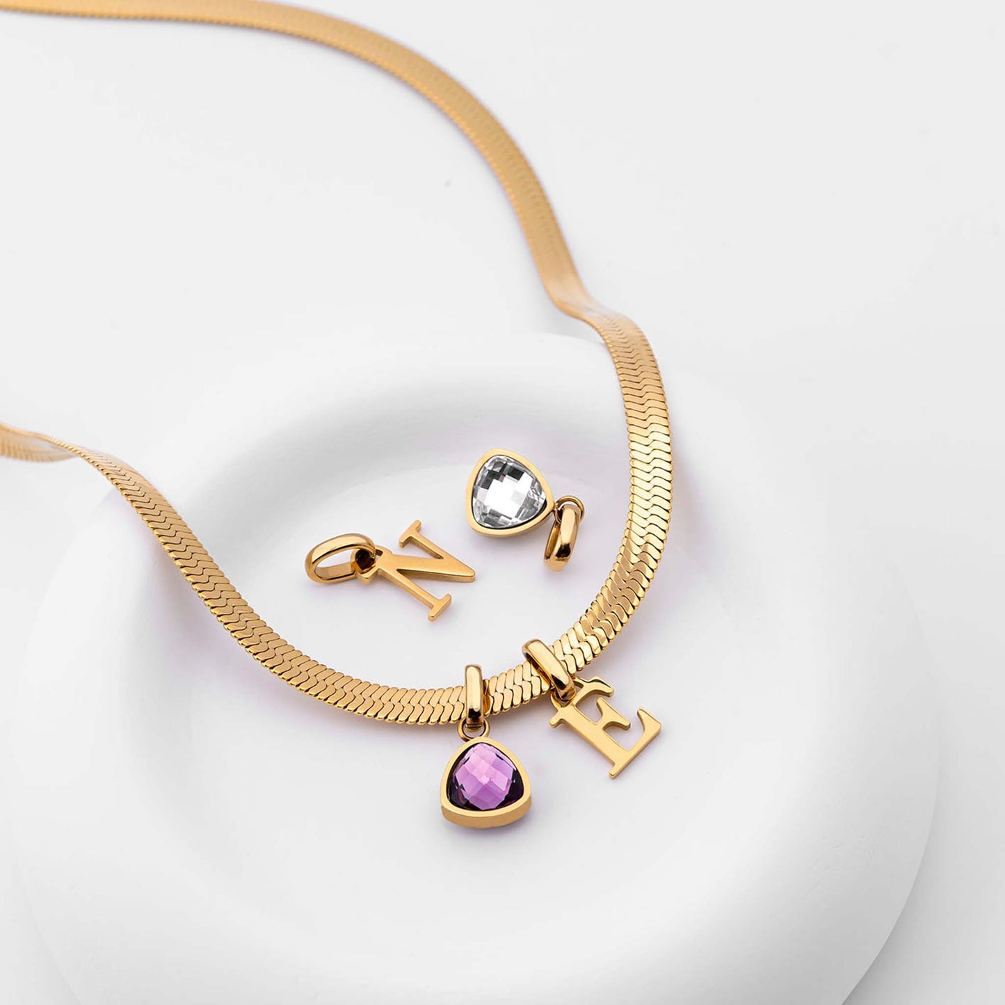 Gouden slangenketting met letter en geboortesteen