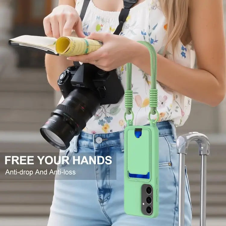 Voor Samsung Galaxy S25+ 5G Geïntegreerde Kaarthouder Effen Kleur Vloeibare Siliconen Telefoonhoes Gen2 met Korte Lanyard (Groen)