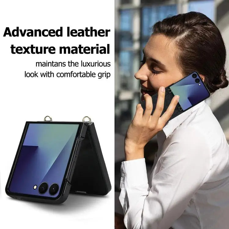 Voor Samsung Galaxy Z Flip7 5G Rhombic leren telefoonhoesje met sjaal/armband (zwart)