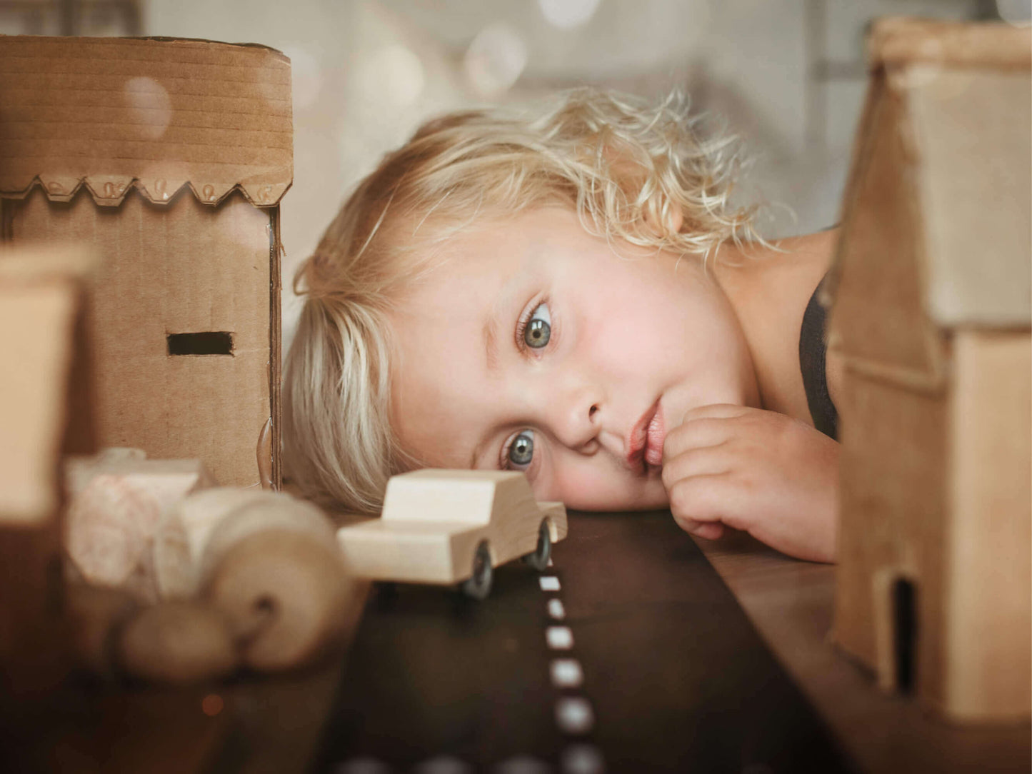 Back and Forth - or ‘heen en weer’ as we say in Dutch - is our handsome, quirky, little wooden toy car. Can’t tell the front from the back? Just leave it up to a child’s imagination, they’ll find their own way to drive Back and Forth! ‘Krijg nou het heen